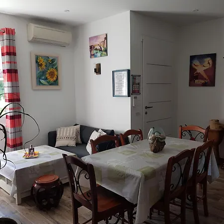 Holiday home Aux Tourterelles *